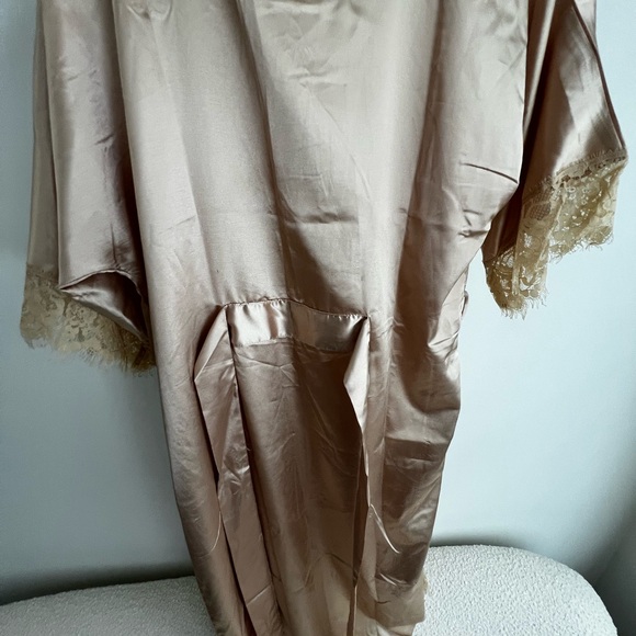 Robe - Picture 4 of 8